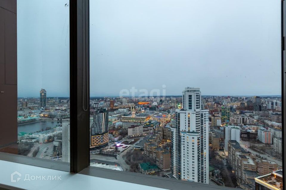 Продаётся 2-комнатная квартира, 129.5 м²