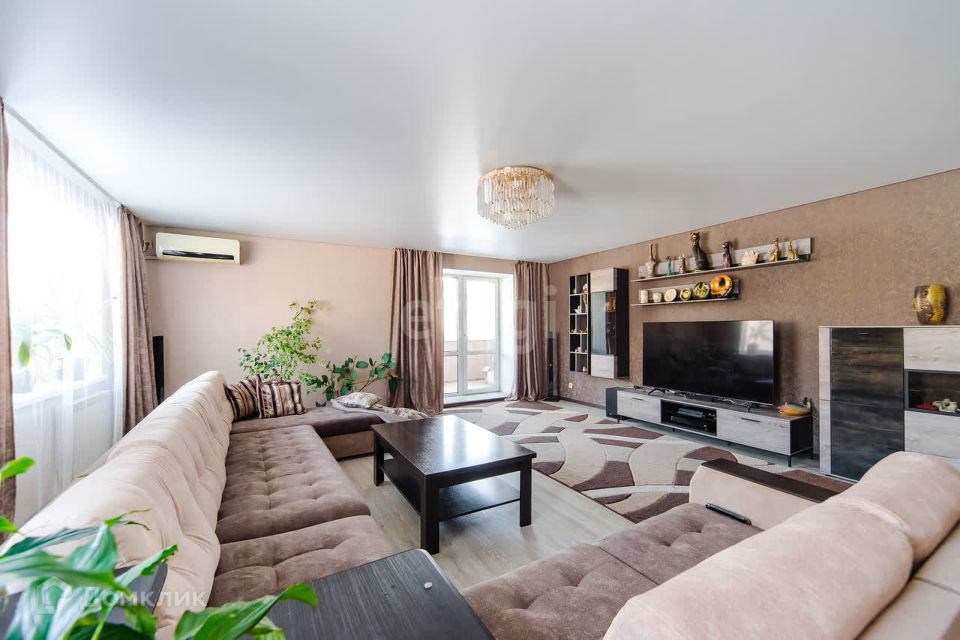 Продаётся 4-комнатная квартира, 135 м²