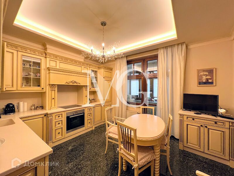 Сдаётся 4-комнатная квартира, 250 м²