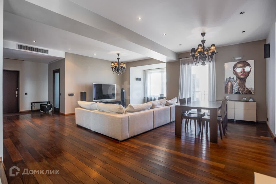 Продаётся 4-комнатная квартира, 248.6 м²