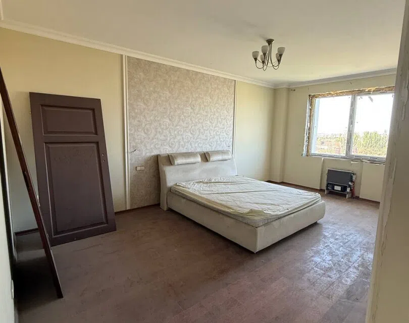 Продаётся 3-комнатная квартира, 195.6 м²