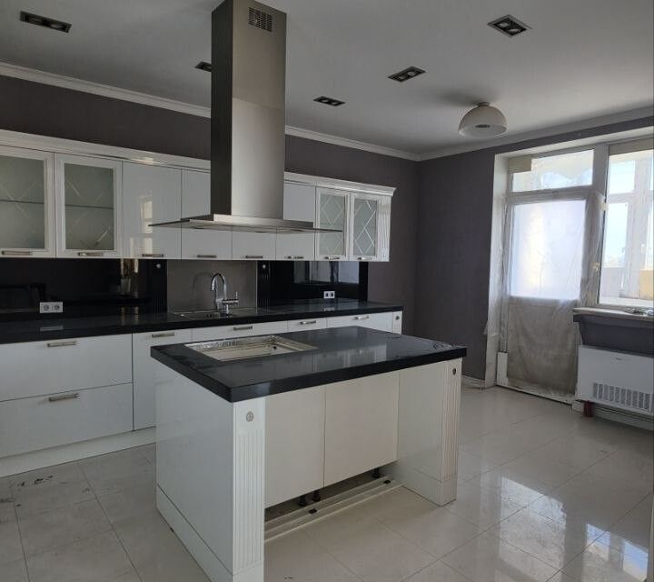 Продаётся 4-комнатная квартира, 162.7 м²