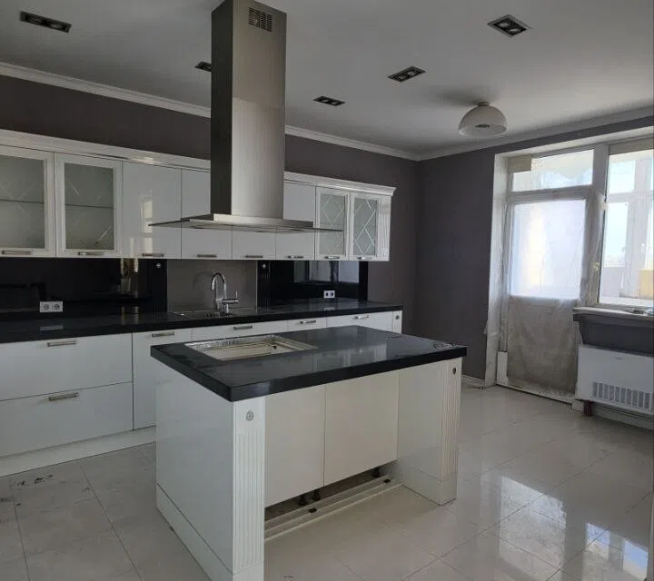 Продаётся 4-комнатная квартира, 162.7 м²