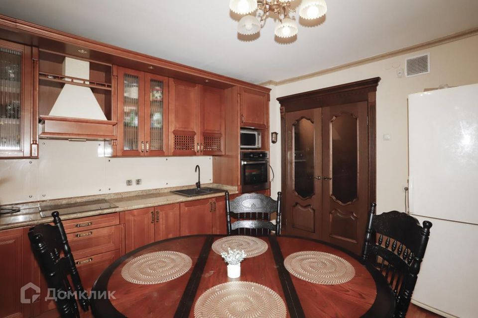 Продаётся 3-комнатная квартира, 130.8 м²
