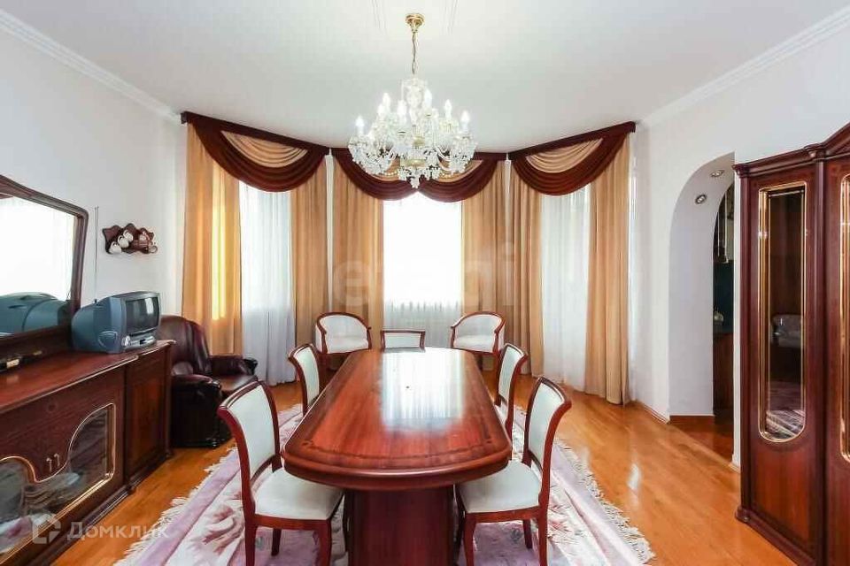 Продаётся 4-комнатная квартира, 211 м²