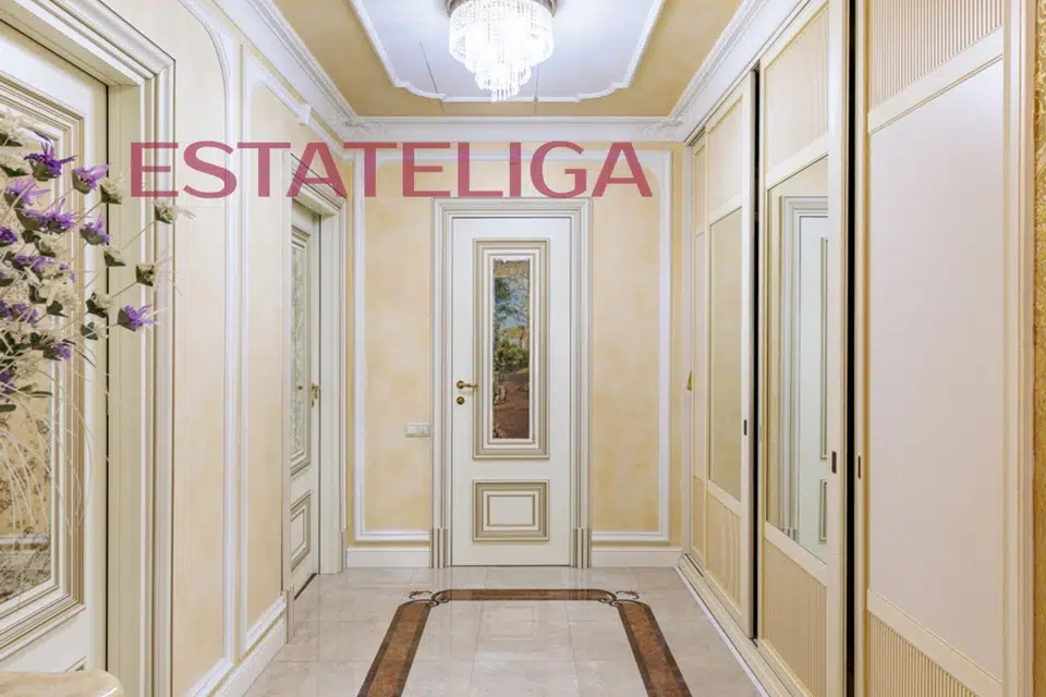Продаётся 4-комнатная квартира, 193 м²