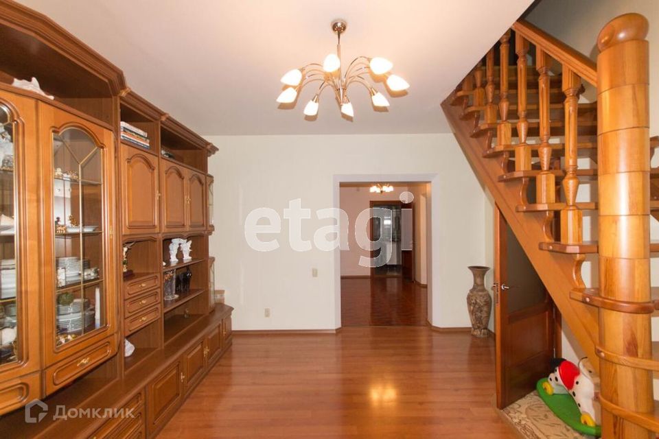 Продаётся 4-комнатная квартира, 190 м²