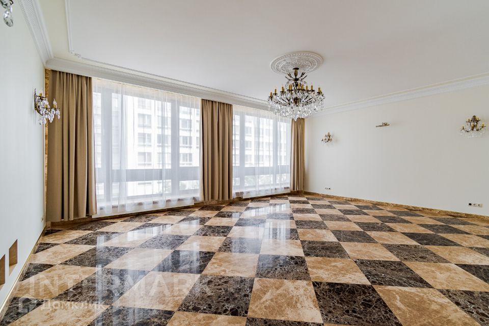 Сдаётся 4-комнатная квартира, 221 м²