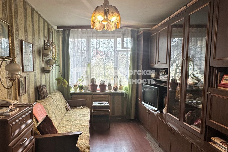 Продаётся 4-комнатная квартира, 48.4 м²