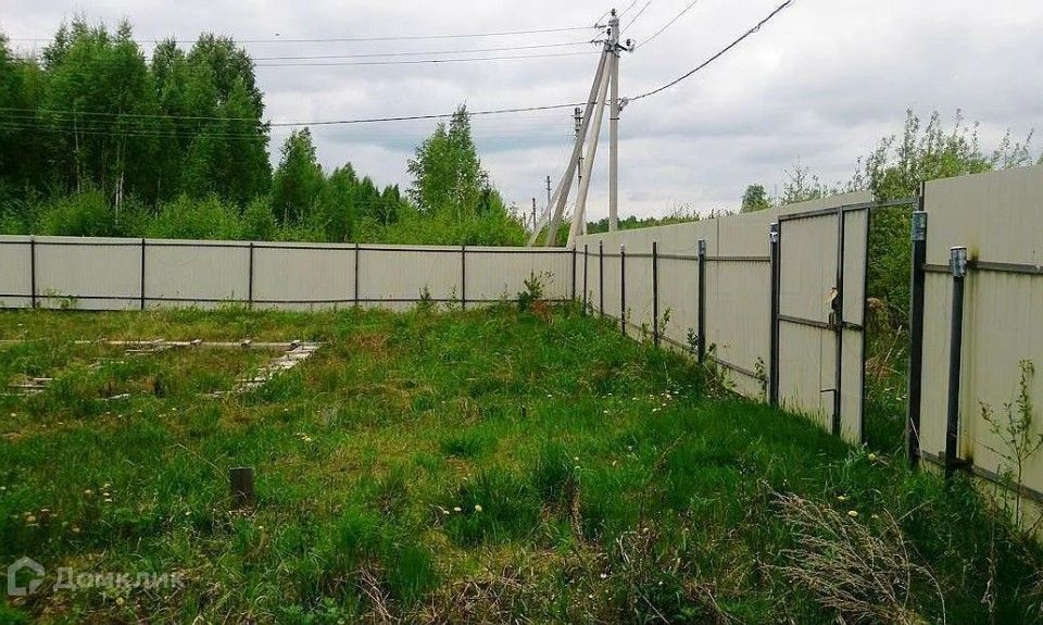 Забор на участок 6 соток. Зеленый забор из профнастила. Участок обнесенный глухим забором. Земельный участок с забором. Профнастил ral 8011.