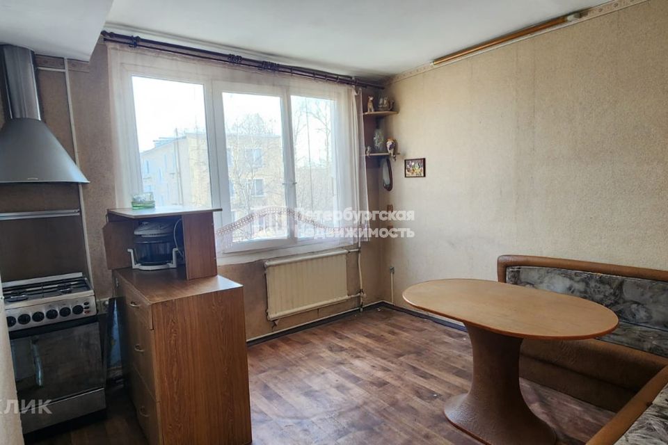Продаётся 4-комнатная квартира, 48.9 м²