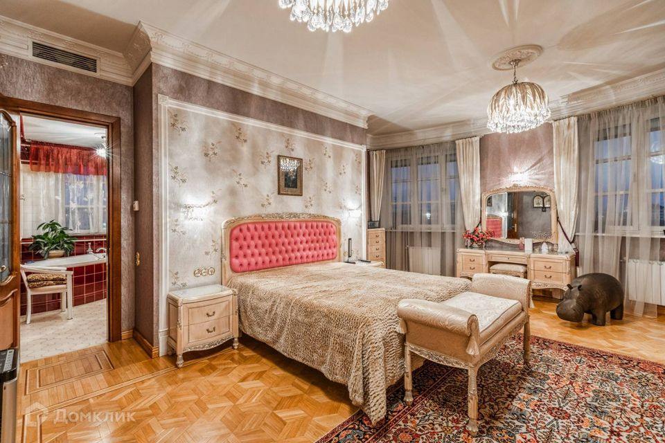 Продаётся 6-комнатная квартира, 308 м²