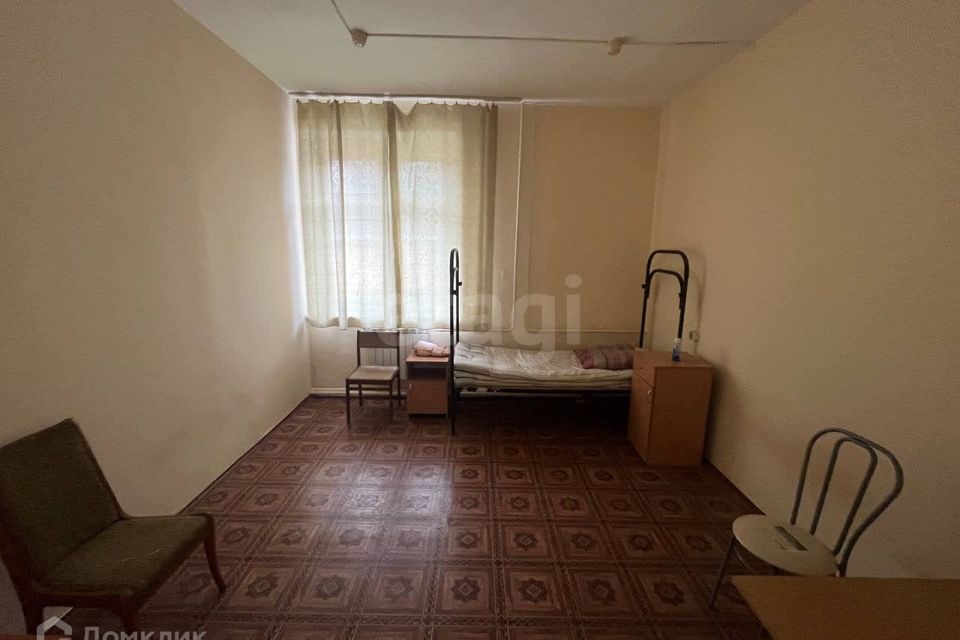 Продаётся комната в 10-комн. квартире, 240 м²