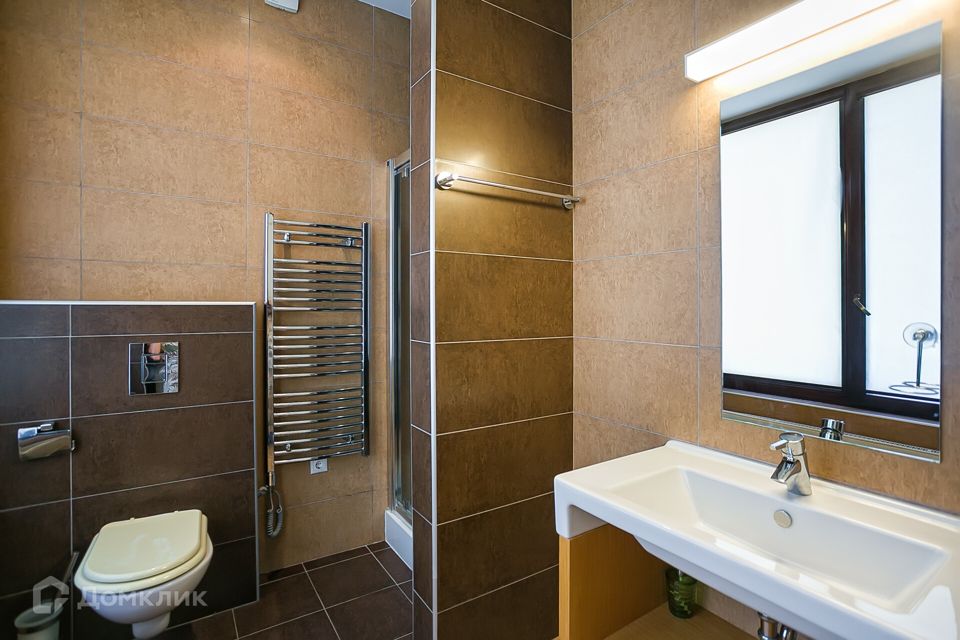 Продаётся 3-комнатная квартира, 218.2 м²