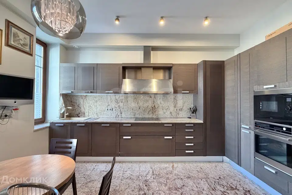 Продаётся 4-комнатная квартира, 200 м²