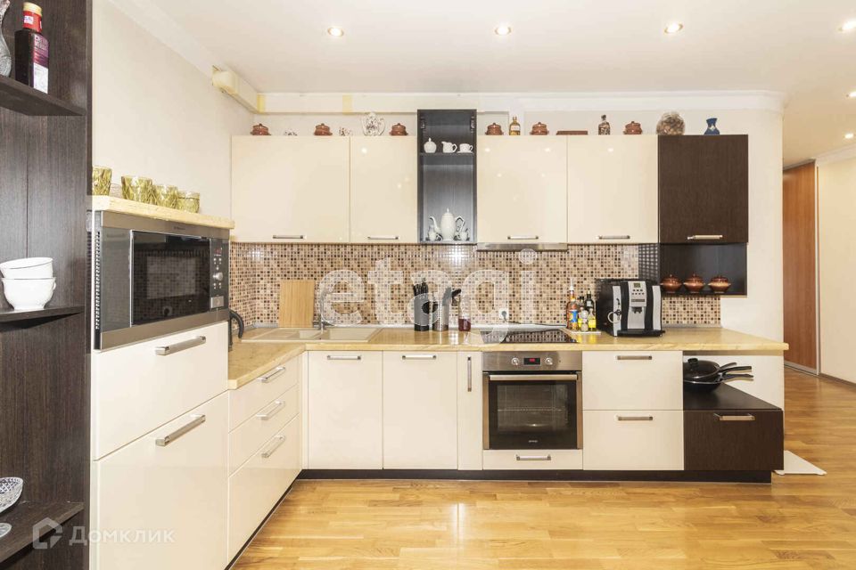 Продаётся 4-комнатная квартира, 149 м²