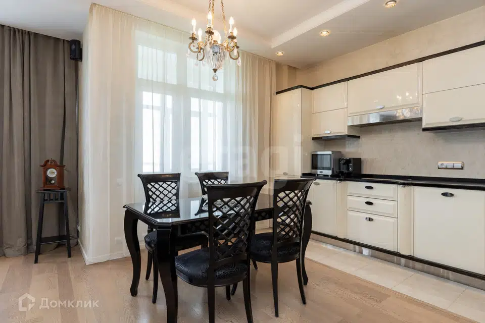 Продаётся 3-комнатная квартира, 133 м²