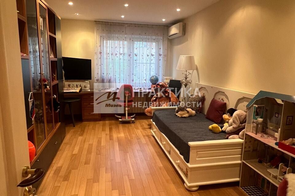 Продаётся 3-комнатная квартира, 139.5 м²