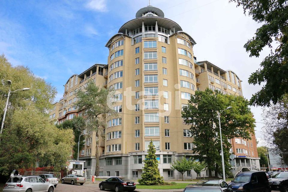 Продаётся 4-комнатная квартира, 355.4 м²