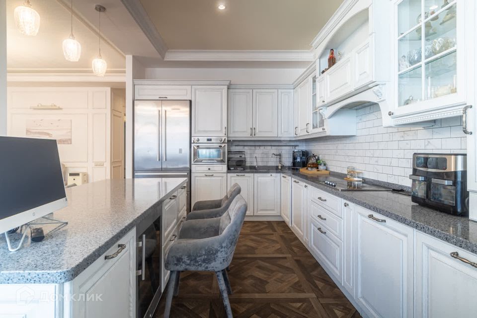Продаётся 4-комнатная квартира, 140 м²