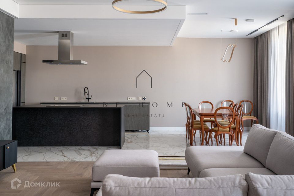Сдаётся 4-комнатная квартира, 218 м²