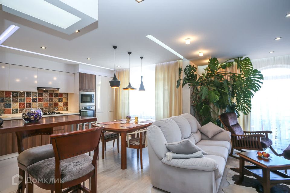 Продаётся 3-комнатная квартира, 120 м²