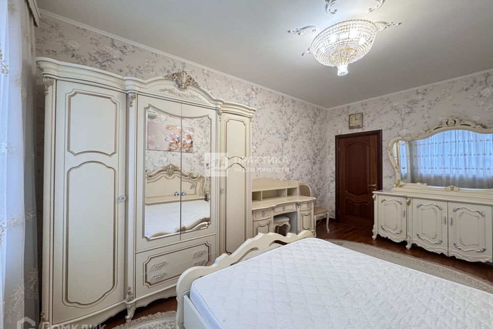 Продаётся 4-комнатная квартира, 160 м²