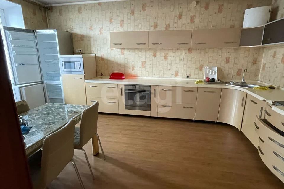 Сдаётся 2-комнатная квартира, 77 м²