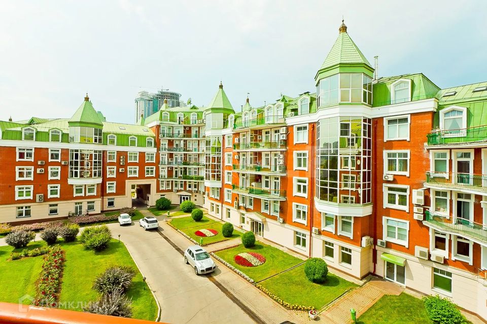 Продаётся 4-комнатная квартира, 230 м²