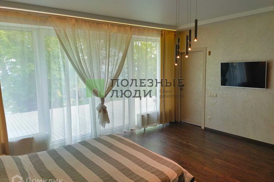 Продаётся 4-комнатная квартира, 147.8 м²