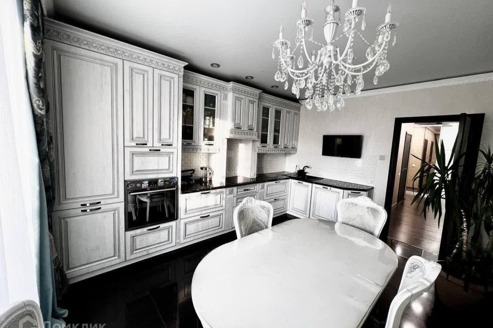 Продаётся 3-комнатная квартира, 106 м²