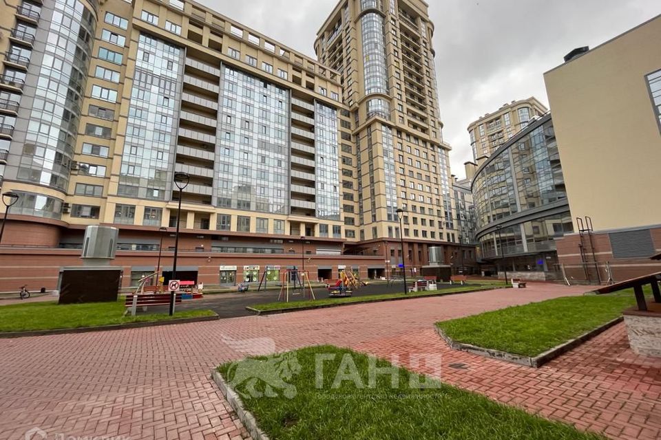 Продаётся 3-комнатная квартира, 141.7 м²