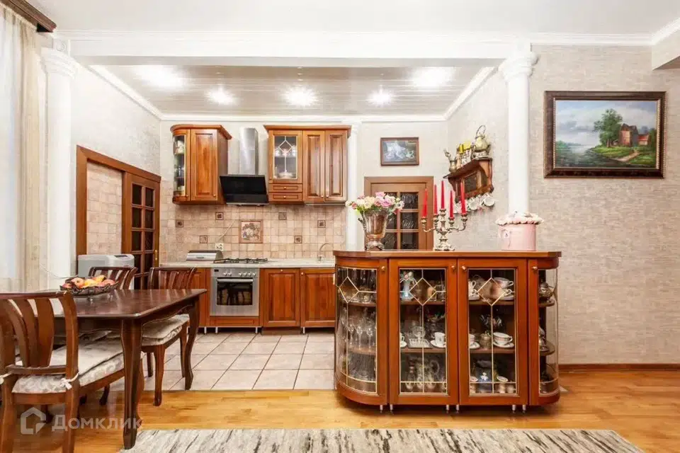 Продаётся 4-комнатная квартира, 180 м²