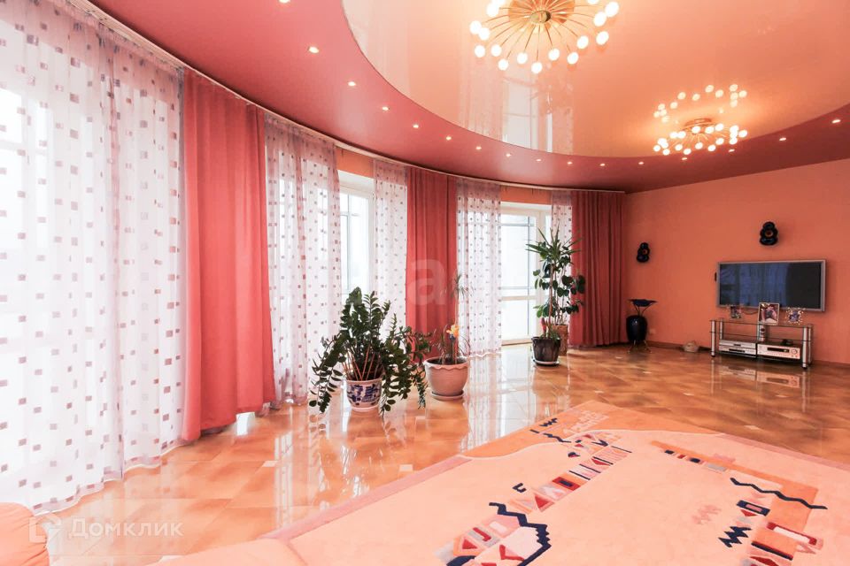 Продаётся 4-комнатная квартира, 330 м²