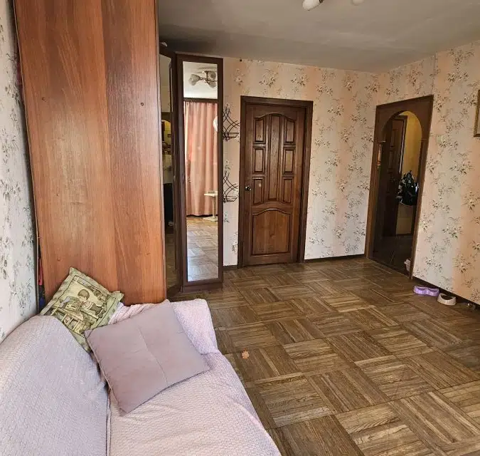 Продаётся 4-комнатная квартира, 48.9 м²