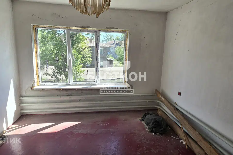 Продаётся 3-этажный дом, 300 м²