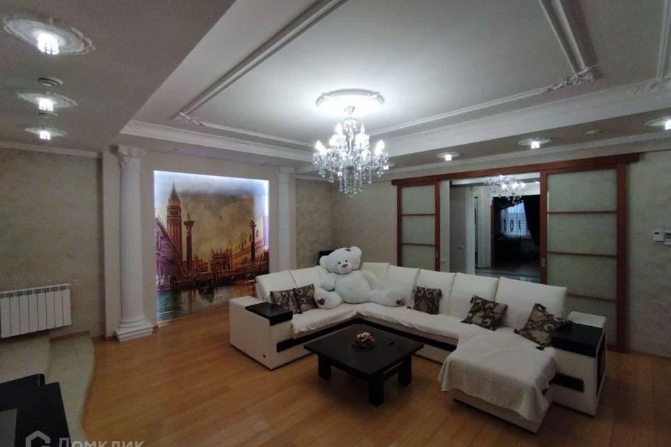 Продаётся 4-комнатная квартира, 270.2 м²