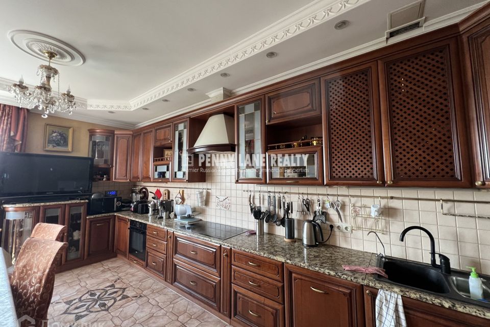 Продаётся 5-комнатная квартира, 215 м²