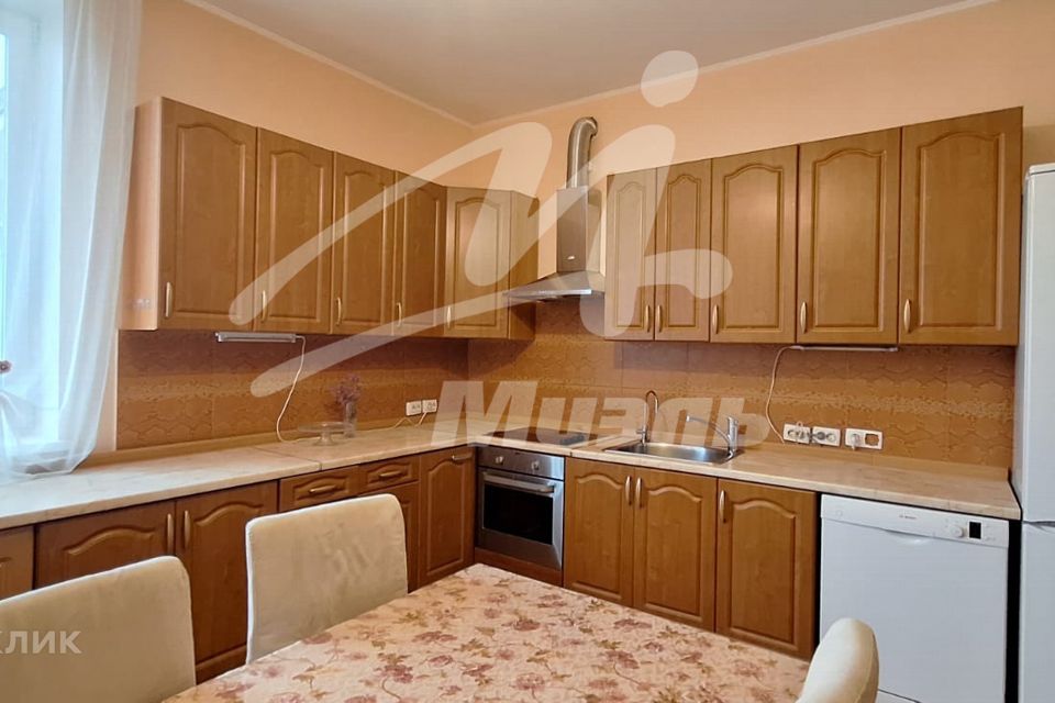 Сдаётся 4-комнатная квартира, 145 м²