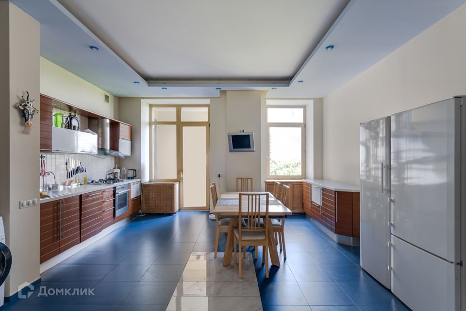 Продаётся 5-комнатная квартира, 220 м²
