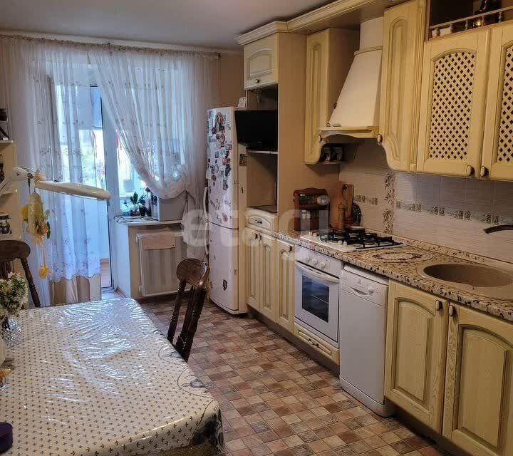 Продаётся 4-комнатная квартира, 133 м²