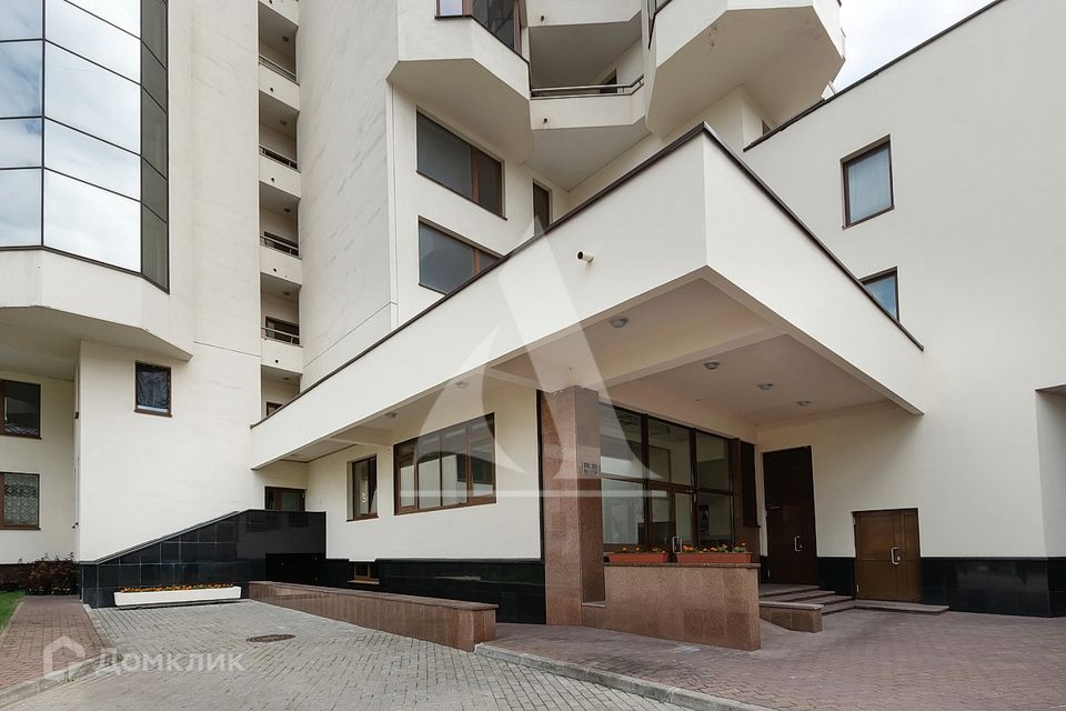 Продаётся 4-комнатная квартира, 206.1 м²