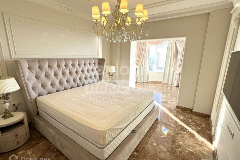 Продаётся 4-комнатная квартира, 210 м²