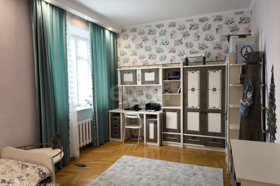 Продаётся 3-комнатная квартира, 127.7 м²