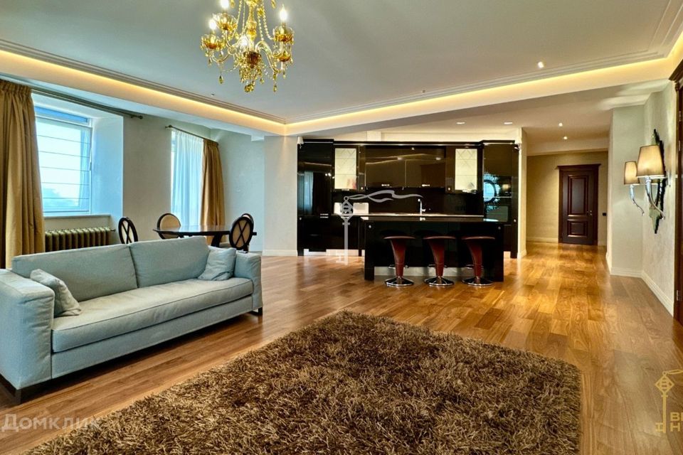 Продаётся 3-комнатная квартира, 146 м²