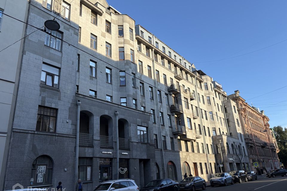 Продаётся 8-комнатная квартира, 244 м²