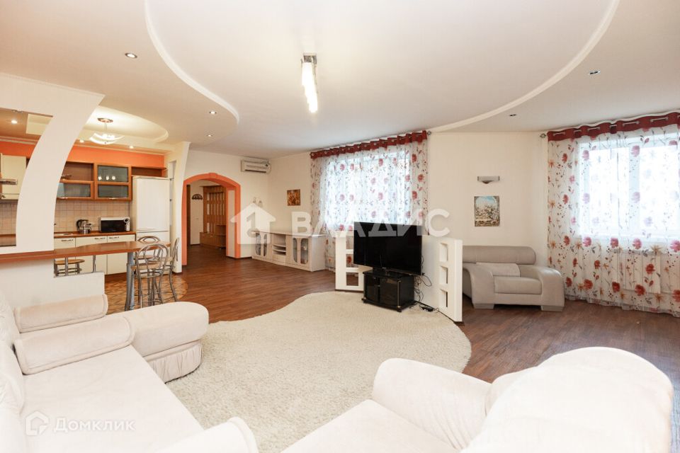 Продаётся 3-комнатная квартира, 122.7 м²