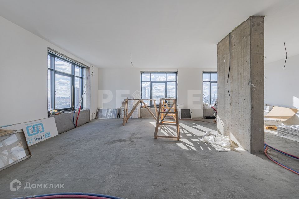 Продаётся 4-комнатная квартира, 180.2 м²