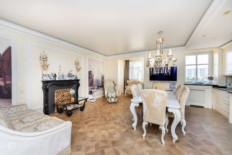 Продаётся 4-комнатная квартира, 179.4 м²