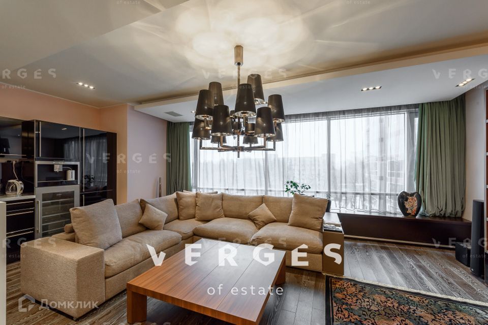Продаётся 4-комнатная квартира, 147 м²
